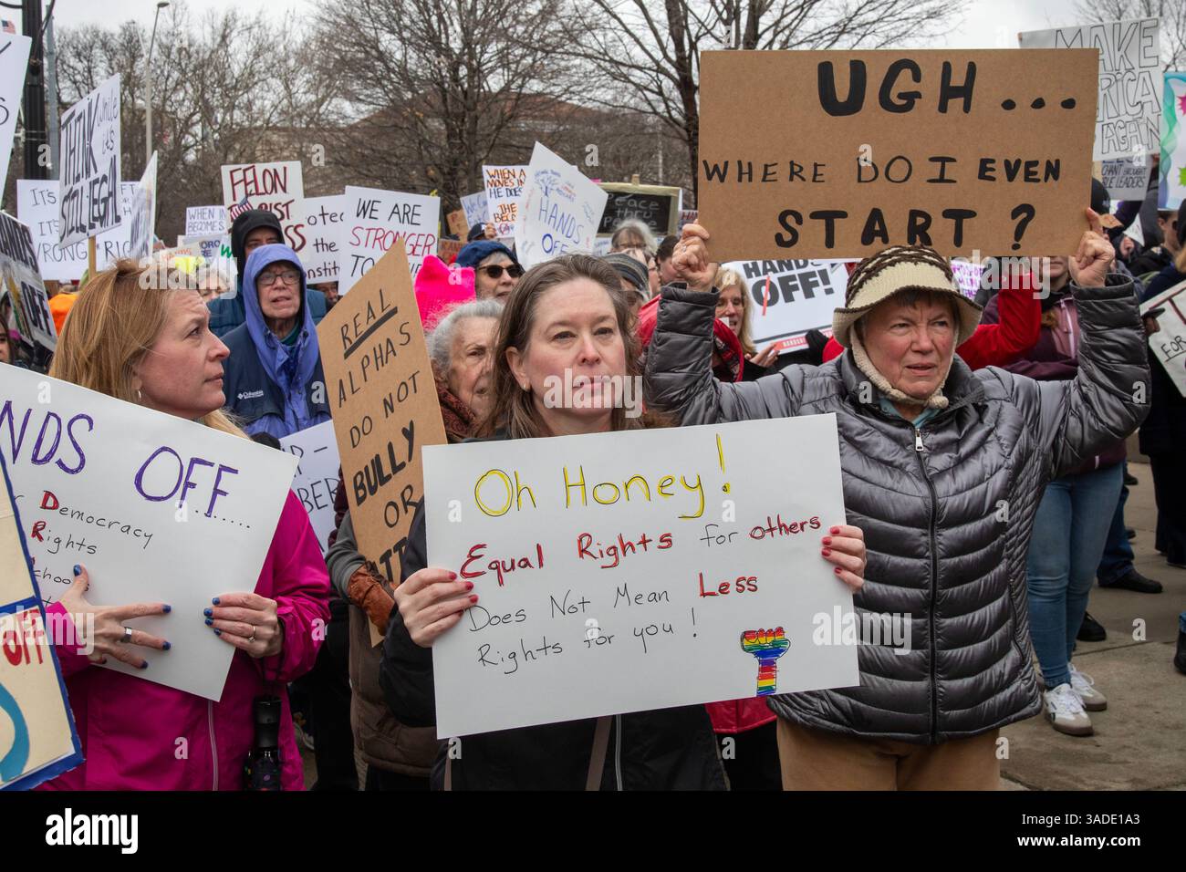 Detroit, Michigan, USA. April 2025. Eine Demonstration der Hände weg protestiert gegen die Kürzungen der Regierung Trump. Es war einer von Hunderten koordinierter Proteste in den Vereinigten Staaten. Quelle: Jim West/Alamy Live News Stockfoto