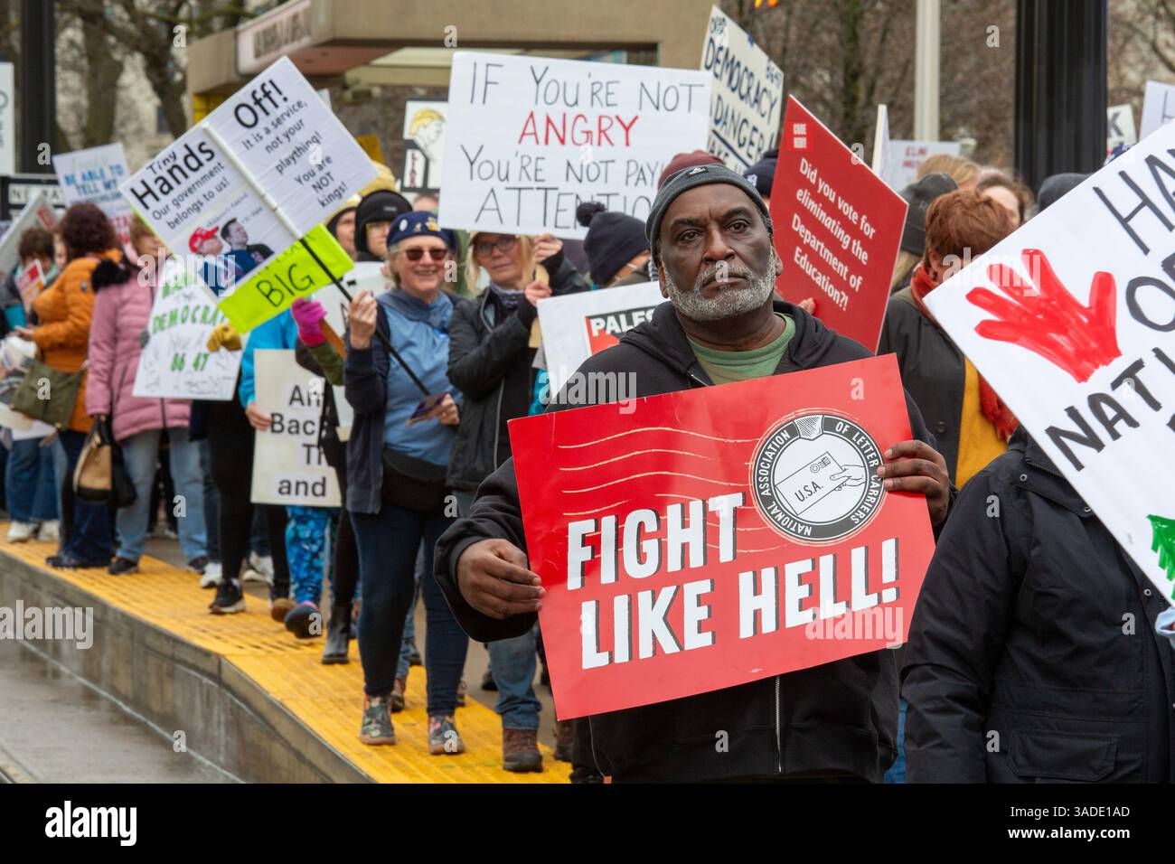 Detroit, Michigan, USA. April 2025. Eine Demonstration der Hände weg protestiert gegen die Kürzungen der Regierung Trump. Es war einer von Hunderten koordinierter Proteste in den Vereinigten Staaten. Quelle: Jim West/Alamy Live News Stockfoto