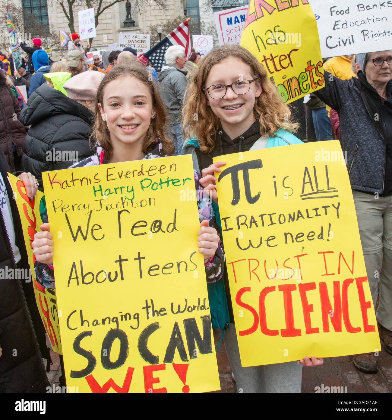 Detroit, Michigan, USA. April 2025. Eine Demonstration der Hände weg protestiert gegen die Kürzungen der Regierung Trump. Es war einer von Hunderten koordinierter Proteste in den Vereinigten Staaten. Quelle: Jim West/Alamy Live News Stockfoto