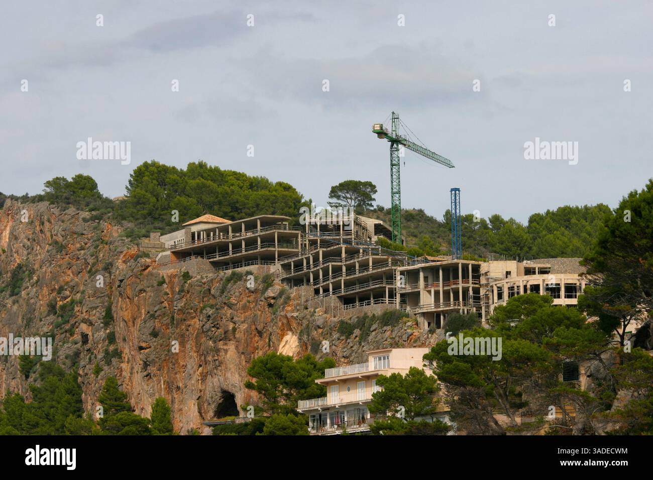 16. Oktober 2007 - Port Soller, Mallorca, Spanien - der Sa Talaia Komplex in Port Soller wurde von Jumeirah gekauft, dem in Dubai ansässigen internationalen Luxus-Hotelunternehmen und Mitglied der Dubai Holding, die ihn als Spaniens erstes 7-Sterne-Resort und Spa entwickeln. Die Hotelentwicklung wurde von der Deka Immobilien GmbH für den Immobilienfonds WestInvest InterSelect übernommen und wird von der Jumeirah-Gruppe im Rahmen eines langfristigen Mietvertrags vermietet. Das Hotel verfügt über 120 Zimmer und Suiten mit Blick auf das Meer oder den Hafen, die alle über eine Terrasse oder einen Balkon verfügen. Das Resort bietet modernste Konferenz und Ban Stockfoto