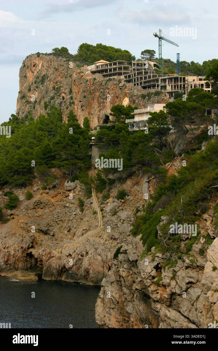 16. Oktober 2007 - Port Soller, Mallorca, Spanien - der Sa Talaia Komplex in Port Soller wurde von Jumeirah gekauft, dem in Dubai ansässigen internationalen Luxus-Hotelunternehmen und Mitglied der Dubai Holding, die ihn als Spaniens erstes 7-Sterne-Resort und Spa entwickeln. Die Hotelentwicklung wurde von der Deka Immobilien GmbH für den Immobilienfonds WestInvest InterSelect übernommen und wird von der Jumeirah-Gruppe im Rahmen eines langfristigen Mietvertrags vermietet. Das Hotel verfügt über 120 Zimmer und Suiten mit Blick auf das Meer oder den Hafen, die alle über eine Terrasse oder einen Balkon verfügen. Das Resort bietet modernste Konferenz und Ban Stockfoto