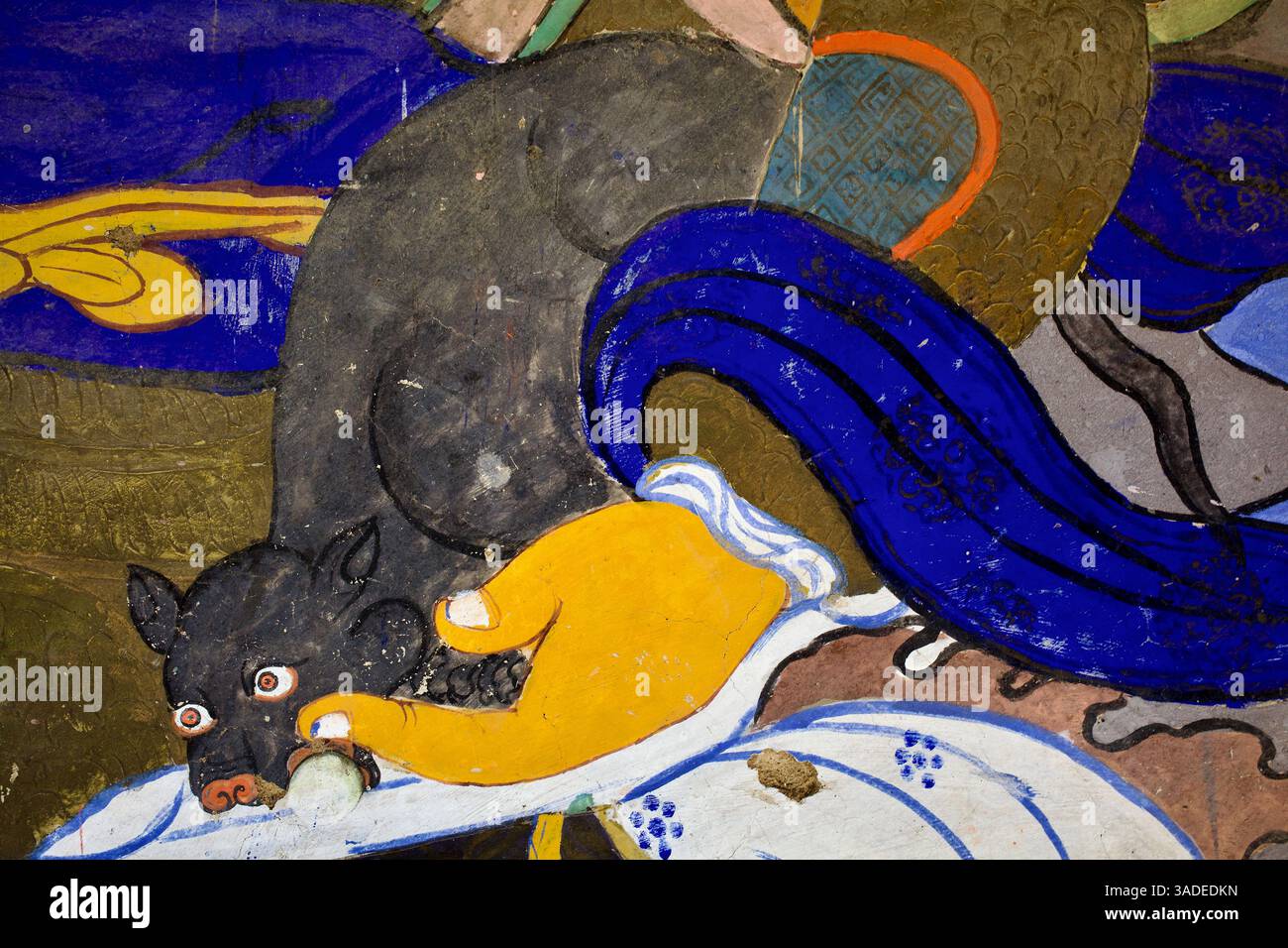 Wandbild einer Gottheit, die sanft eine rattenähnliche Kreatur hält, Symbol der Unterwerfung, Thiksey Kloster, Ladakh. Stockfoto