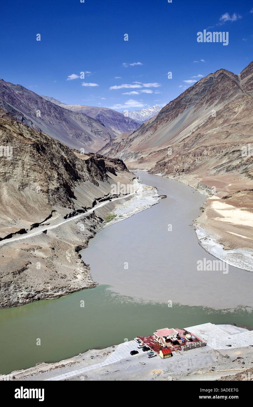 Zusammenfluss der Flüsse Indus und Zanskar vom Srinagar-Leh Highway aus gesehen, umgeben von steilem Himalaya-Gelände, Ladakh, Indien. Stockfoto