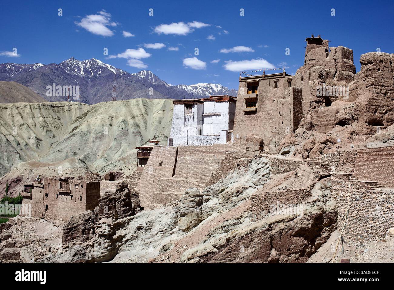 Ruinen der Basgo-Zitadelle und weiß getünchte Kapellen auf einem Kamm über dem Indus-Tal, mit schneebedeckten Bergen im Hintergrund, Ladakh, Indien. Stockfoto