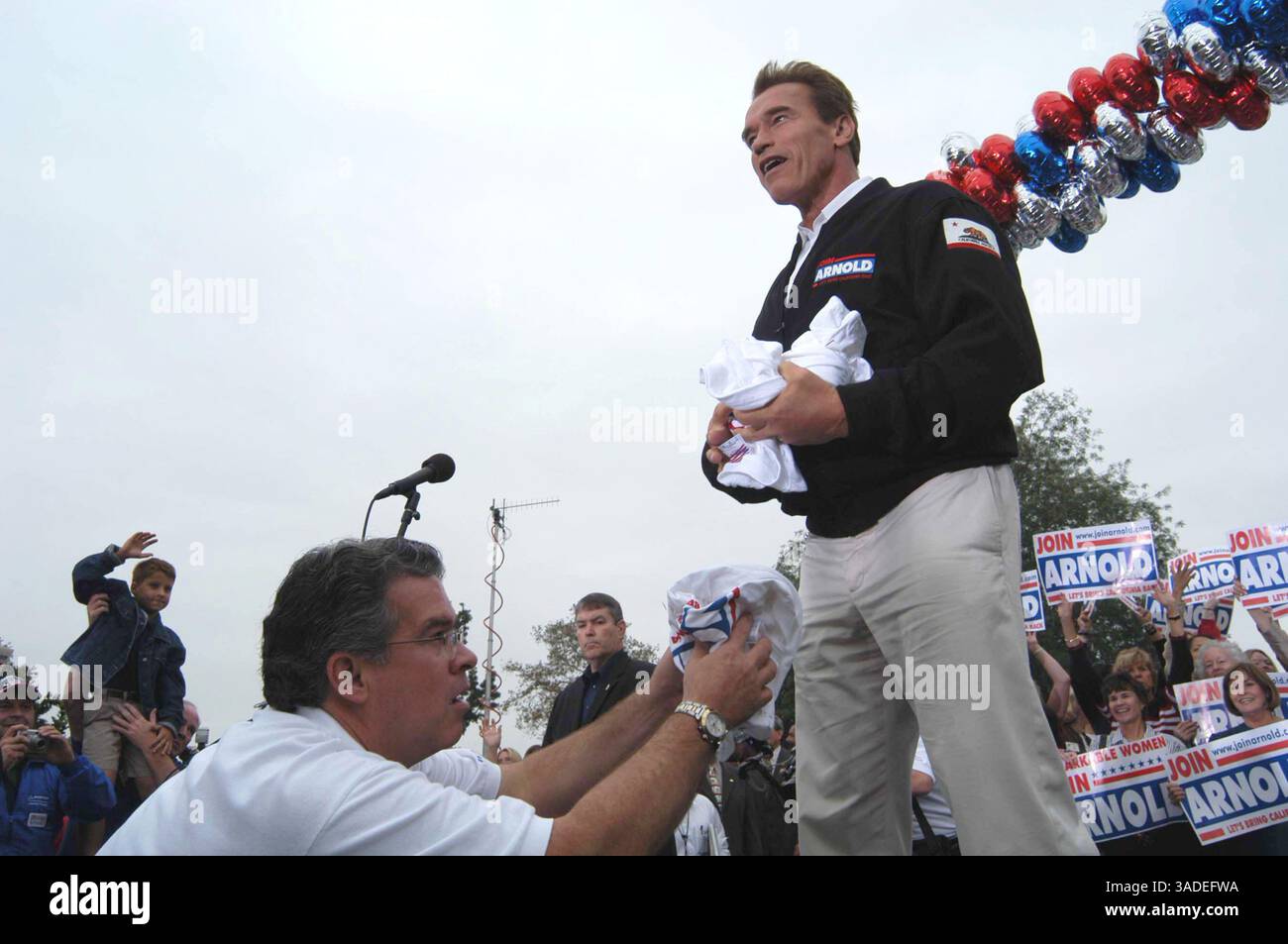 Oktober 2003; Bakersfield, CA, USA; ARNOLD SCHWARZENEGGER wirft T-Shirts vor die Massen, die sich in Arcadia im Los Angeles Arboretum versammelt haben. (Bild: Catherine Bauknight/ZUMAPRESS.com) Stockfoto