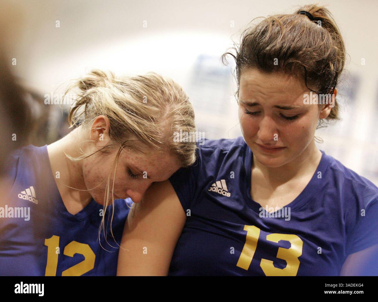 Justine Schoneveld, links, legt ihren Kopf auf die Schulter von Teamkollegin Clare Flood, als beide im Kampf gegen Central Valley Christian im CIF Div 5 Southern California Regional Final in Visalia verloren haben (Credit Image: The Bakersfield Californian/ZUMAPRESS.com) Stockfoto