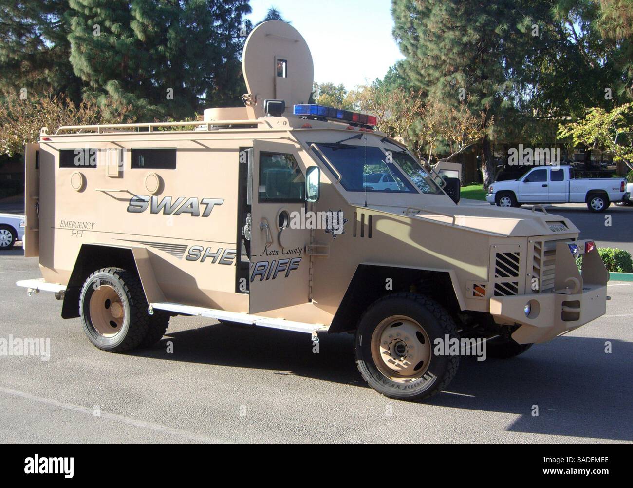 Jason Kotowski / Der Kalifornier. Das neue taktische gepanzerte Sicherheitsfahrzeug Lenco Bearcat des Sheriff's Department, das im September gekauft wurde, bietet ballistischen Schutz für das SWAT-Team. Das 17.000 kg schwere Fahrzeug ist mit einer Stahlbeschichtung bedeckt und can.comfortably fassen 12 Personen. (Bild: Bakersfield Californian/ZUMAPRESS.com) Stockfoto