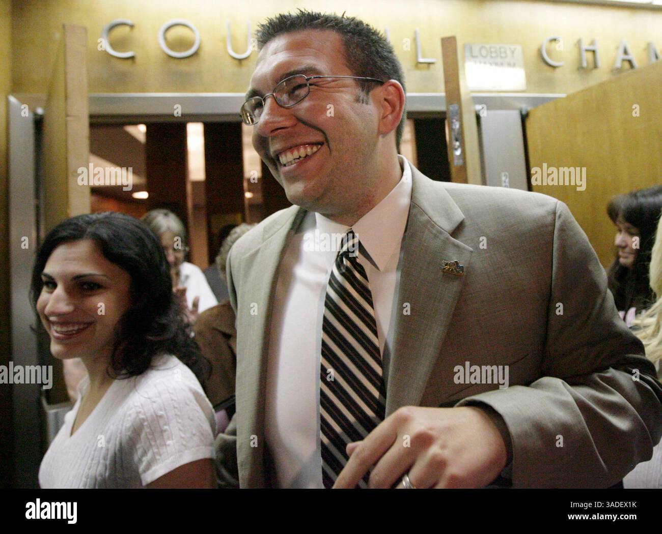 John Harte / Der Kalifornier. der planungskommissar Russell Johnson verlässt am Mittwoch triumphierend mit seiner Frau Susanne die stadträte, nachdem der Versuch des ratsmitglieds Ken Weir, ihn zu entfernen, gescheitert war. (Bild: Bakersfield Californian/ZUMAPRESS.com) Stockfoto