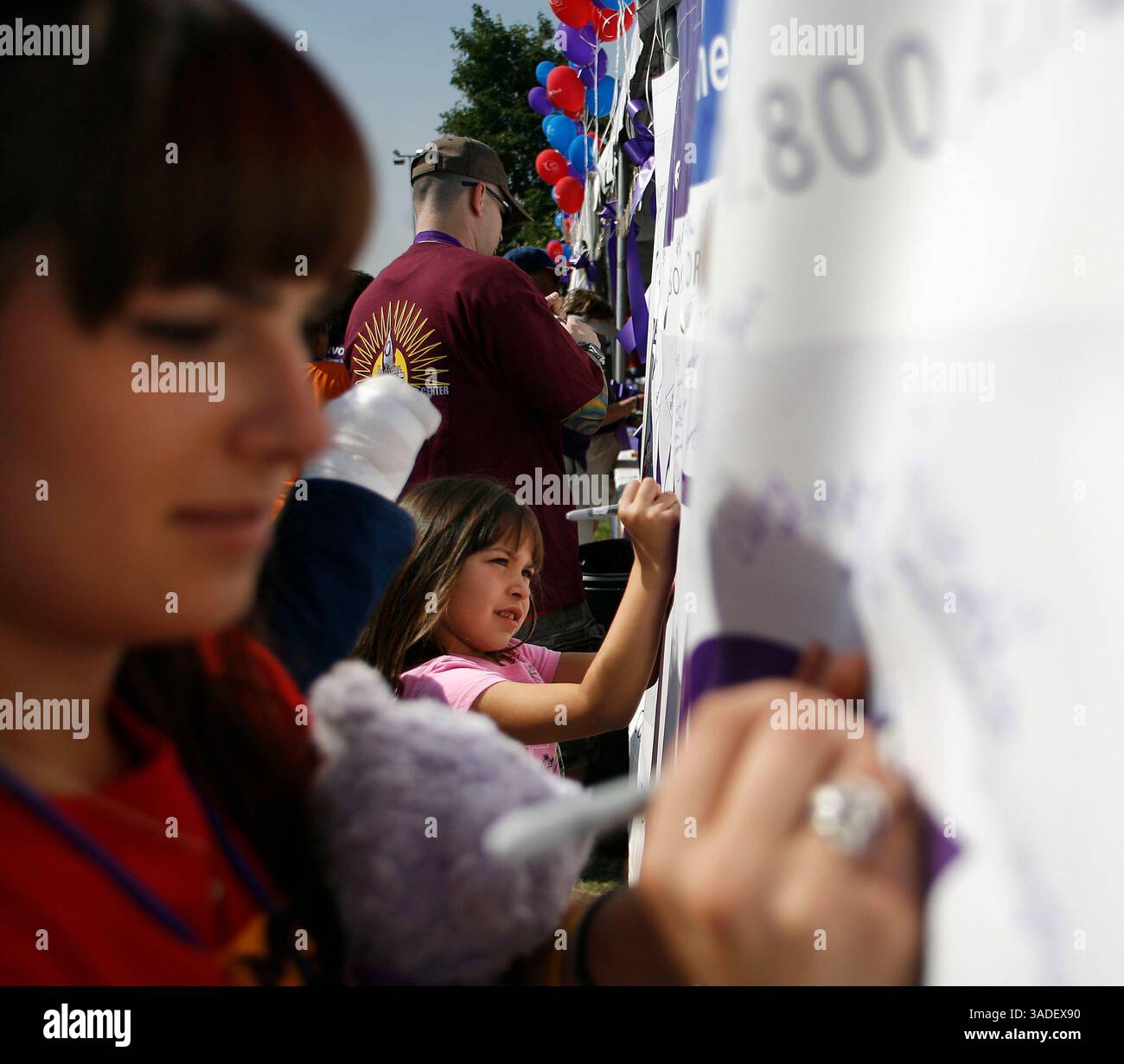 Coco Walters / der Kalifornier. Diejenigen, die im Relay for Life 2008 unterwegs waren, konnten ihre Namen oder die Namen der Personen, für die sie wechseln, auf dem Poster „Kampf zurück“ von Relay for Life unterschreiben. (Bild: Bakersfield Californian/ZUMAPRESS.com) Stockfoto