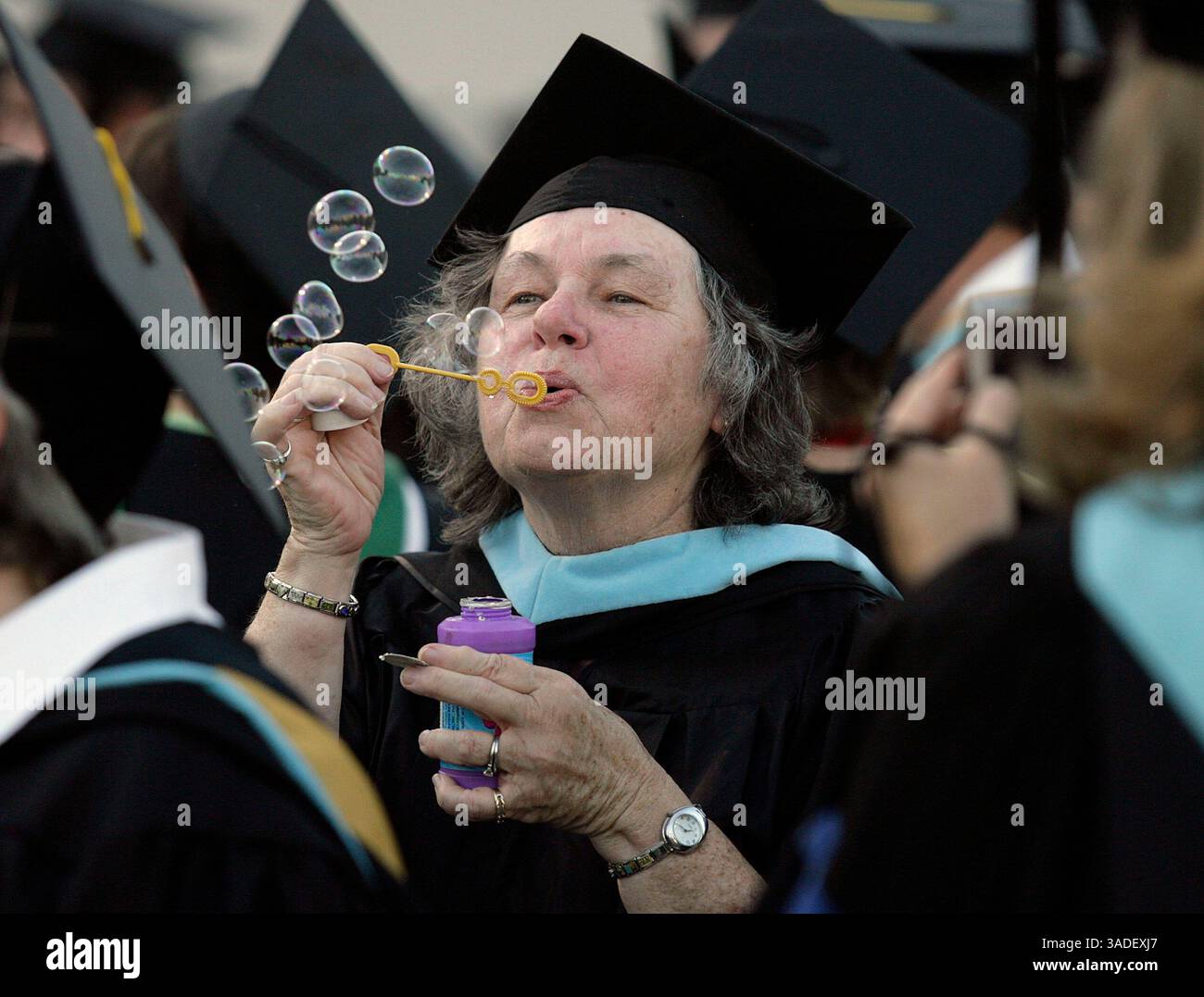 John harte / der kalifornische, sogar Dozenten haben Anspruch auf ein wenig Spaß am Ende eines langen Schuljahres, und Bakersfield College Mathelehrerin Mary Jo Anhalt hatte genau das während der Abschlussfeier im Memorial Stadium Friday. (Bild: Bakersfield Californian/ZUMAPRESS.com) Stockfoto