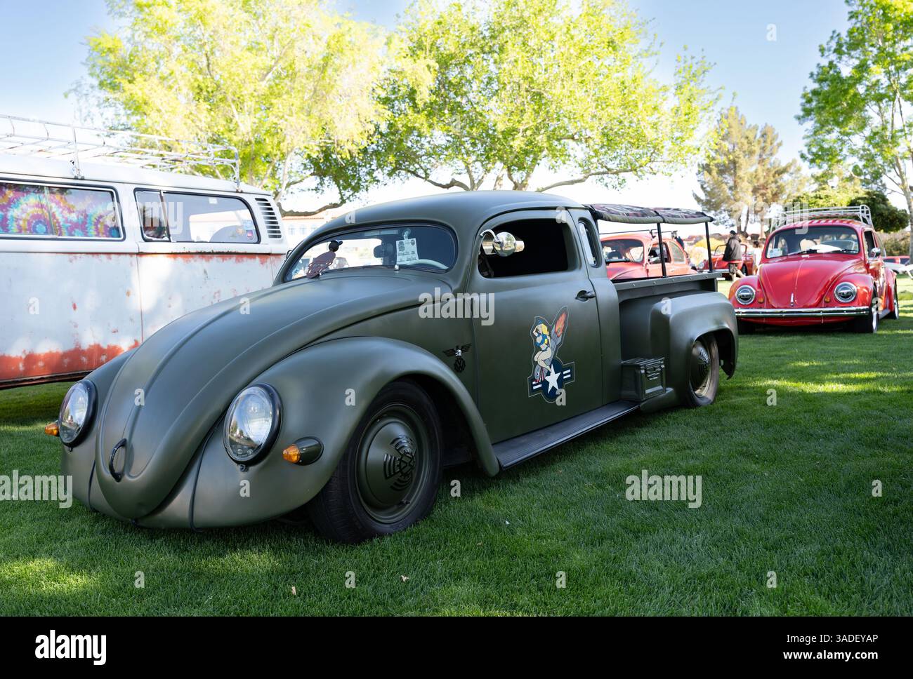 Boulder City, NV/USA – 5. April 2025: Jährliche VW-Invasion the Dam-Veranstaltung mit Wasser- und luftgekühlten Volkswagen und anderen Oldtimern Stockfoto