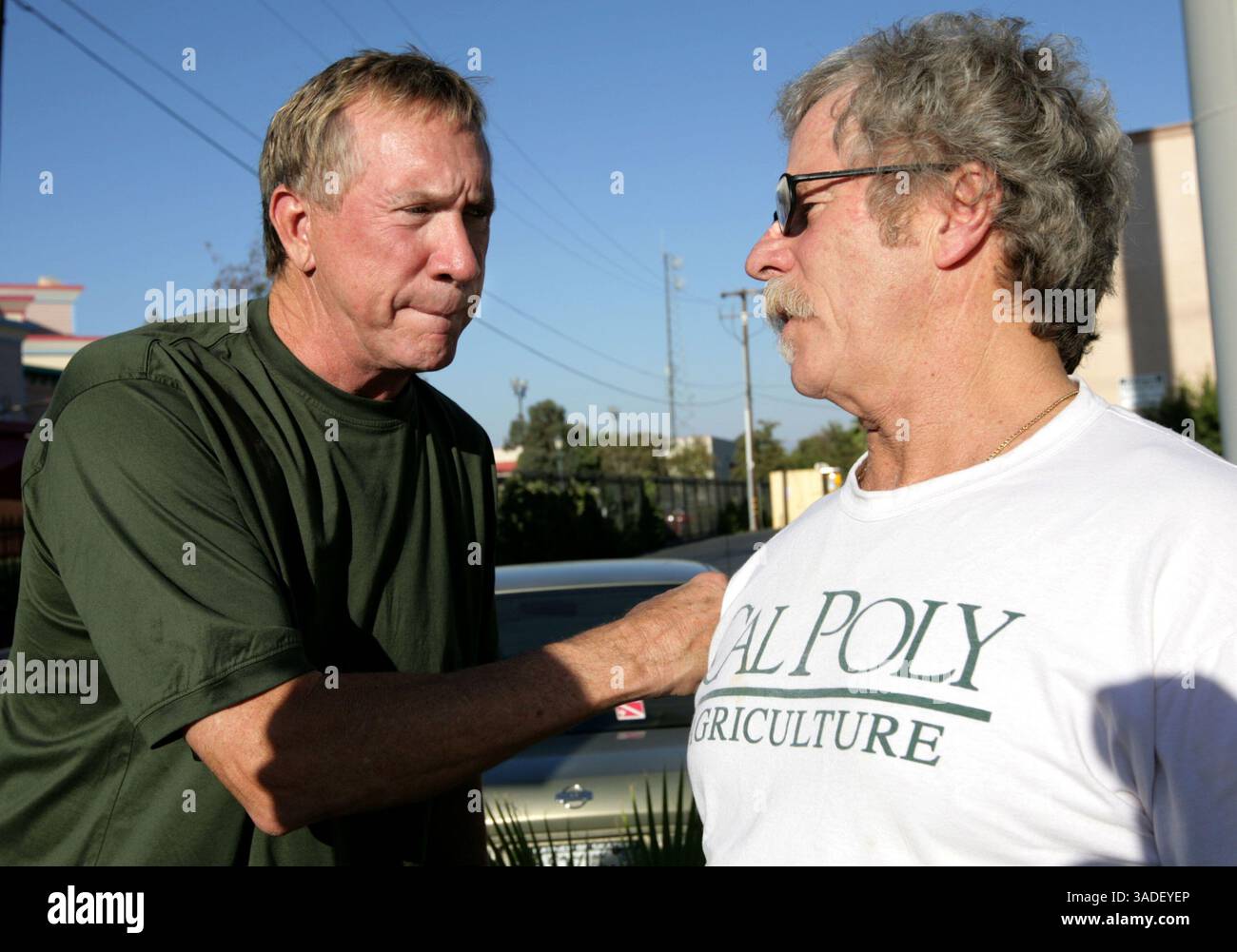 Felix Adamo / Der Kalifornier. Kumpel Alan Owens, links, Clowns mit Rock and Roll Hall of Famer Chris Hillman vor dem Crystal Palace kurz vor der Show im Buck Owens Birthday Bash. (Bild: Bakersfield Californian/ZUMAPRESS.com) Stockfoto
