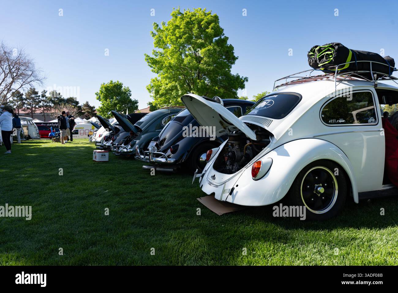 Boulder City, NV/USA – 5. April 2025: Jährliche VW-Invasion the Dam-Veranstaltung mit Wasser- und luftgekühlten Volkswagen und anderen Oldtimern Stockfoto
