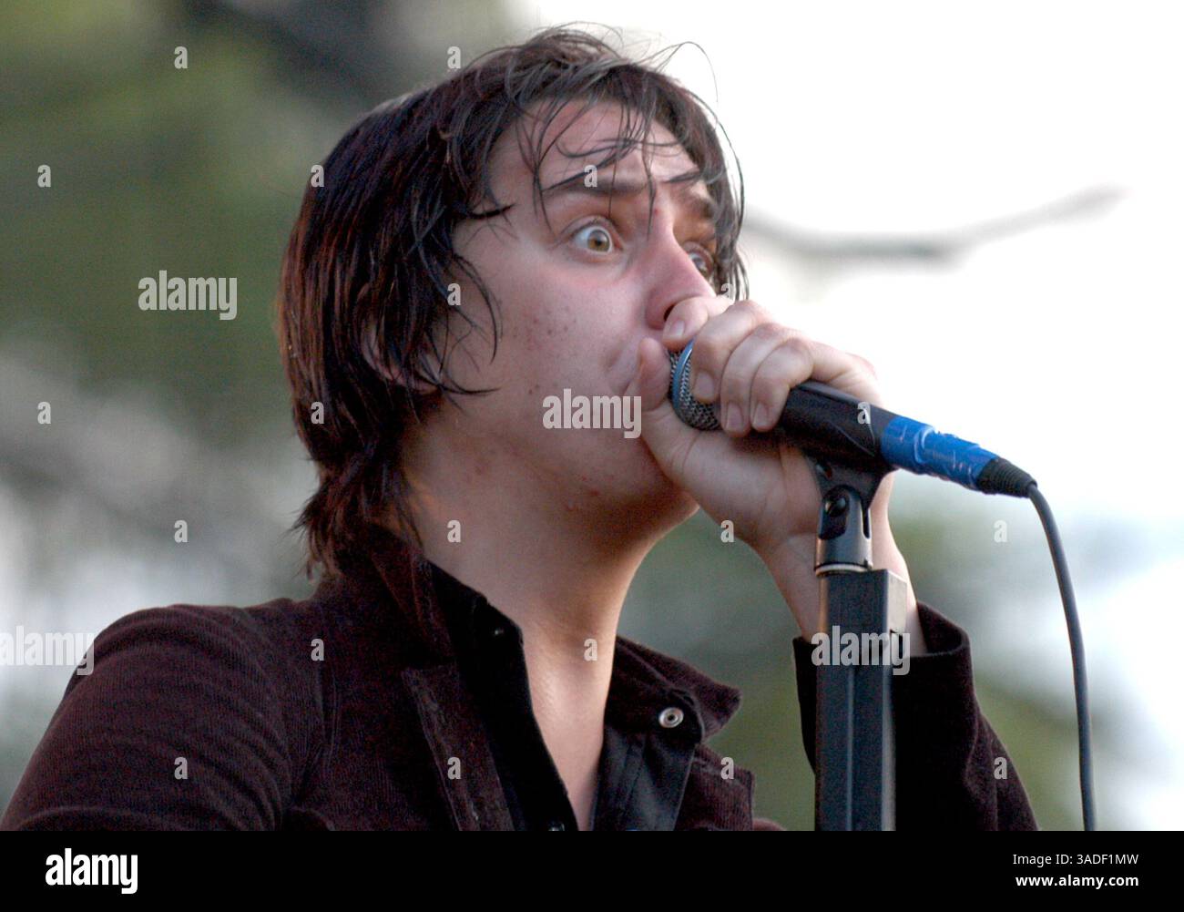 Mai 2004; Atlanta, Georgia, USA; JULIAN CASABLANCAS, Leadsänger von The Strokes, tritt am Samstag, 1. Mai 2004 beim 11. jährlichen Music Midtown Festival in Atlanta, Georgia, auf. (Bild: Jason Braverman/ZUMAPRESS.com) Stockfoto