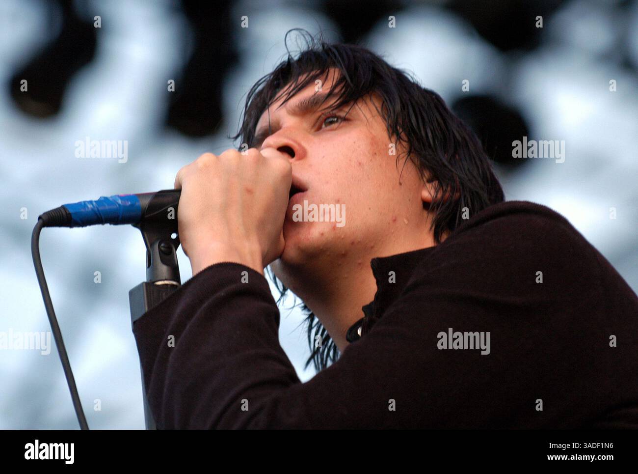 Mai 2004; Atlanta, Georgia, USA; JULIAN CASABLANCAS, Leadsänger von The Strokes, tritt am Samstag, 1. Mai 2004 beim 11. jährlichen Music Midtown Festival in Atlanta, Georgia, auf. (Bild: Jason Braverman/ZUMAPRESS.com) Stockfoto