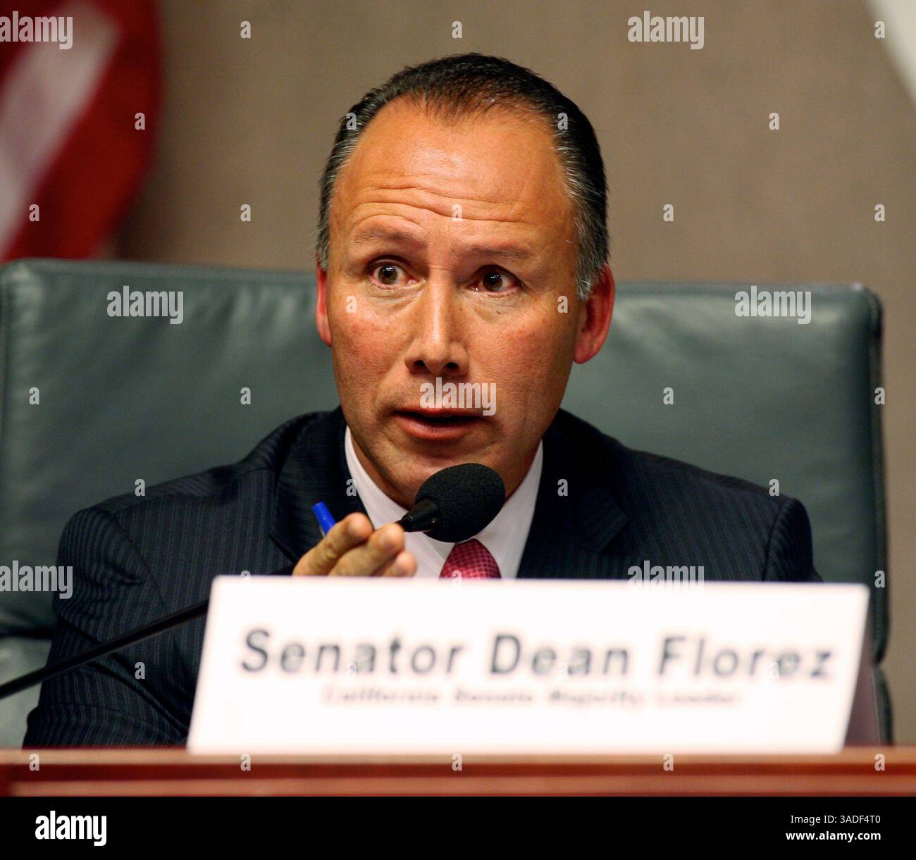 Michael Fagans / Der Kalifornier. Senator Dean Florez spricht am Montagabend in Bakersfield an das Publikum und die Vertreter von PG&E während Anhörungen zu PG&E Billing und intelligenten Zählern in den Kern County Board of Supervisors Chambers (Credit Image: The Bakersfield Californian/ZUMAPRESS.com) Stockfoto