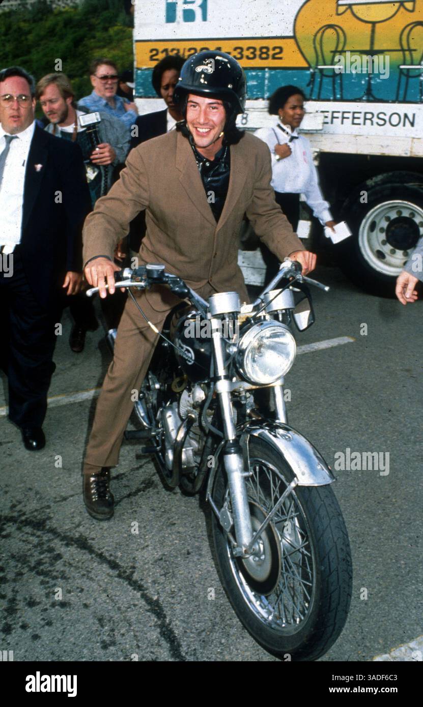 Juni 2000; Los Angeles, CA, USA; Dateifoto: Datum Unbekannt. Schauspieler KEANU REEVES fährt mit seinem 1974 850 ccm Norton Commando Motorrad. . (Bild: Jane Caine/ZUMAPRESS.com) Stockfoto