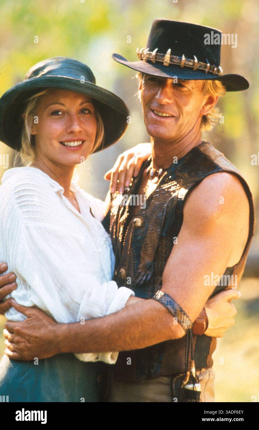 November 2000; Hollywood, Kalifornien, USA; die Schauspieler PAUL HOGAN und LINDA KOZLOWSKI als Michael J. „Crocodile“ Dundee und Sue Carlton in Paramount Pictures „Crocodile“ Dundee II. . (Kreditbild: Auto Images/ZUMAPRESS.com) Stockfoto