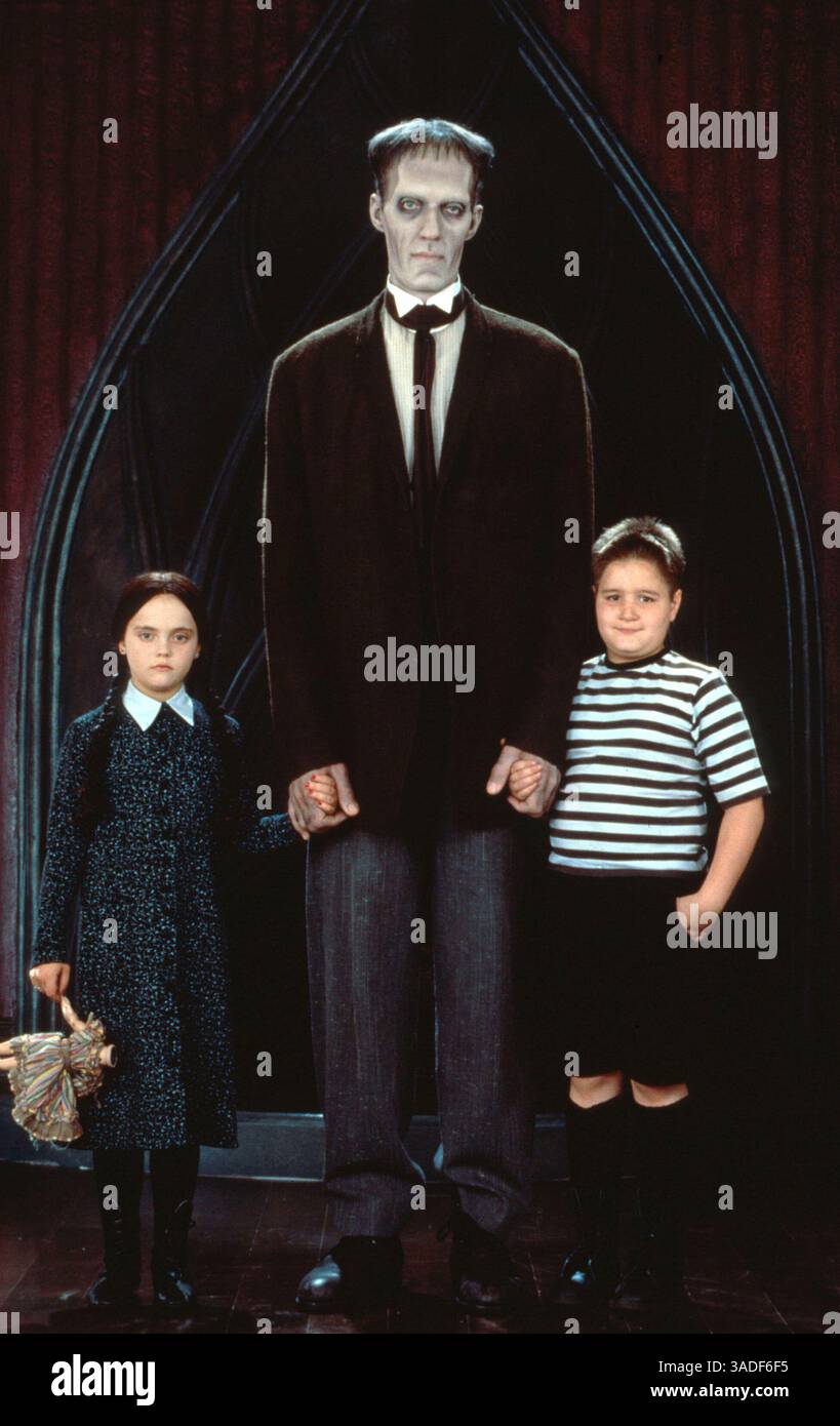 November 2000; Hollywood, CA, USA; Schauspieler (L bis R) CHRISTINA RICCI (Mittwoch Addams), CAREL STRUYCKEN (Lurch) und JIMMY WORKMAN (Pugsley Addams) in Orion Pictures' The Addams Family. (Kreditbild: Auto Images/ZUMAPRESS.com) Stockfoto