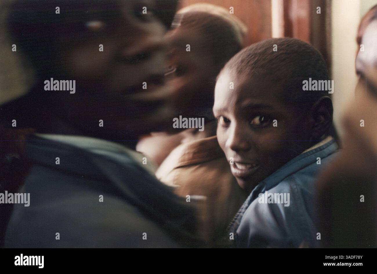 20. Januar 2003; Nairobi, KENIA; Ein beruhigender Blick, wenn dieser 14-Jährige zu einem Rehabilitationsprogramm für Kinder geht, die süchtig nach schnüffelndem Klebstoff sind und von der AIDS-Krise verwaist wurden, die den Nordwesten des Landes verwüstet. (Kreditbild: WIR/ZUMAPRESS.com) Stockfoto