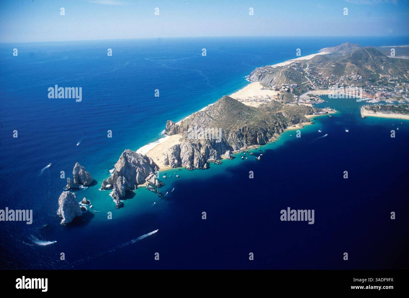 November 2002; Cabo San Lucas, MEXIKO; Cabo San Lucas' Land's End Rocks sind hier aus einem Hubschrauber zu sehen, mit dem berühmten Sportfischerhafen ganz rechts vom Foto. (Bild: Larry Dunmire/ZUMAPRESS.com) Stockfoto