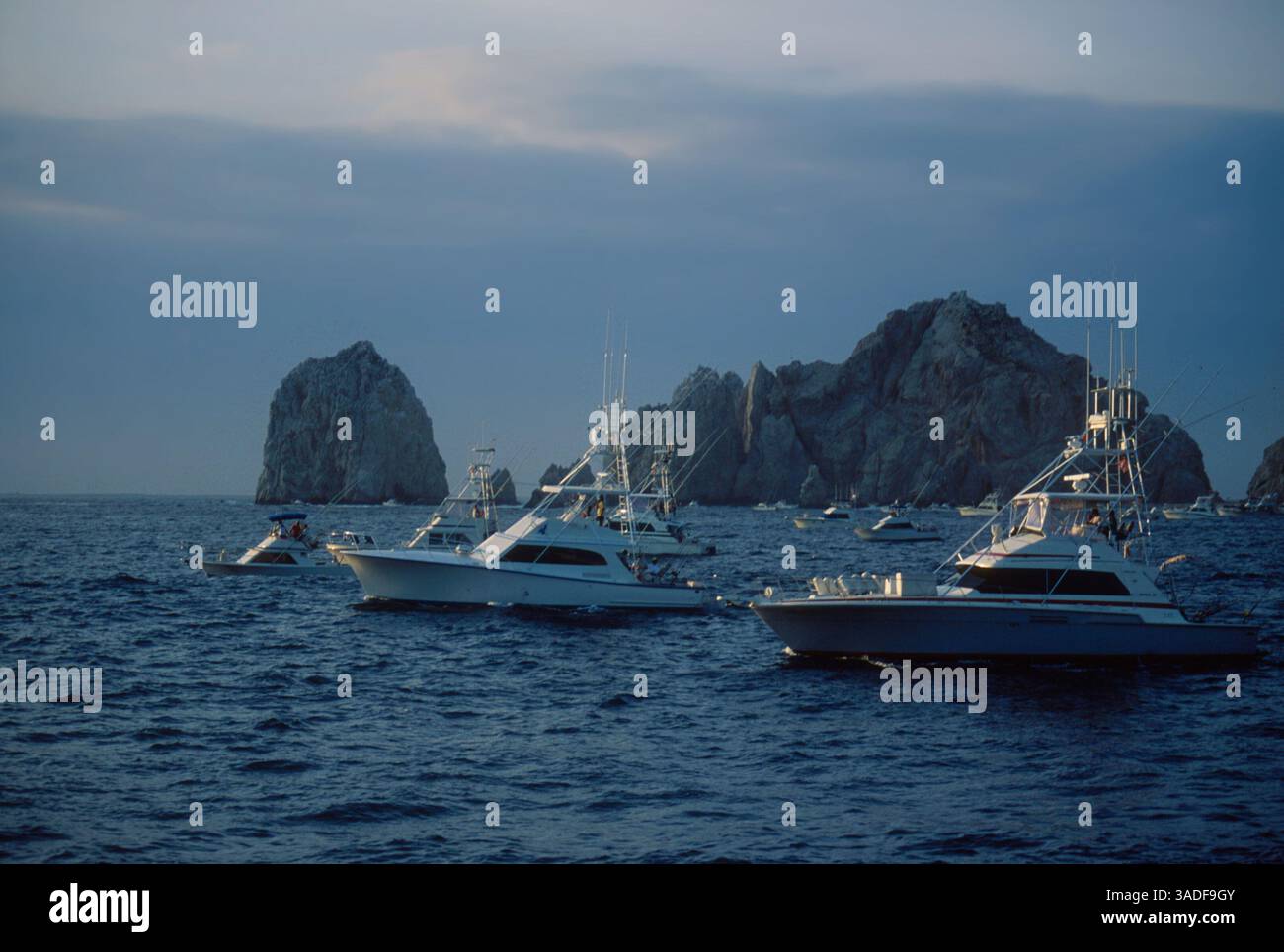 27. November 2002; Cabo San Lucas, MEXIKO; Eine große Gruppe von Sportfischbooten, die beim Bisbee Black & Blue Jackpot Fishing Tournament in Cabo San Lucas, Baja, Mexiko antreten, wartet auf den Startschuss. (Bild: Larry Dunmire/ZUMAPRESS.com) Stockfoto