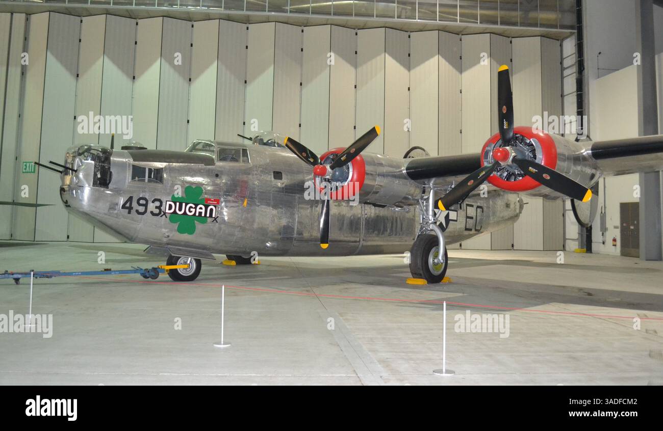 Dieser B-24M Liberator Bomber ist in den Markierungen der 8th Air Force und im Imperial war Museum in Duxford ausgestellt Stockfoto