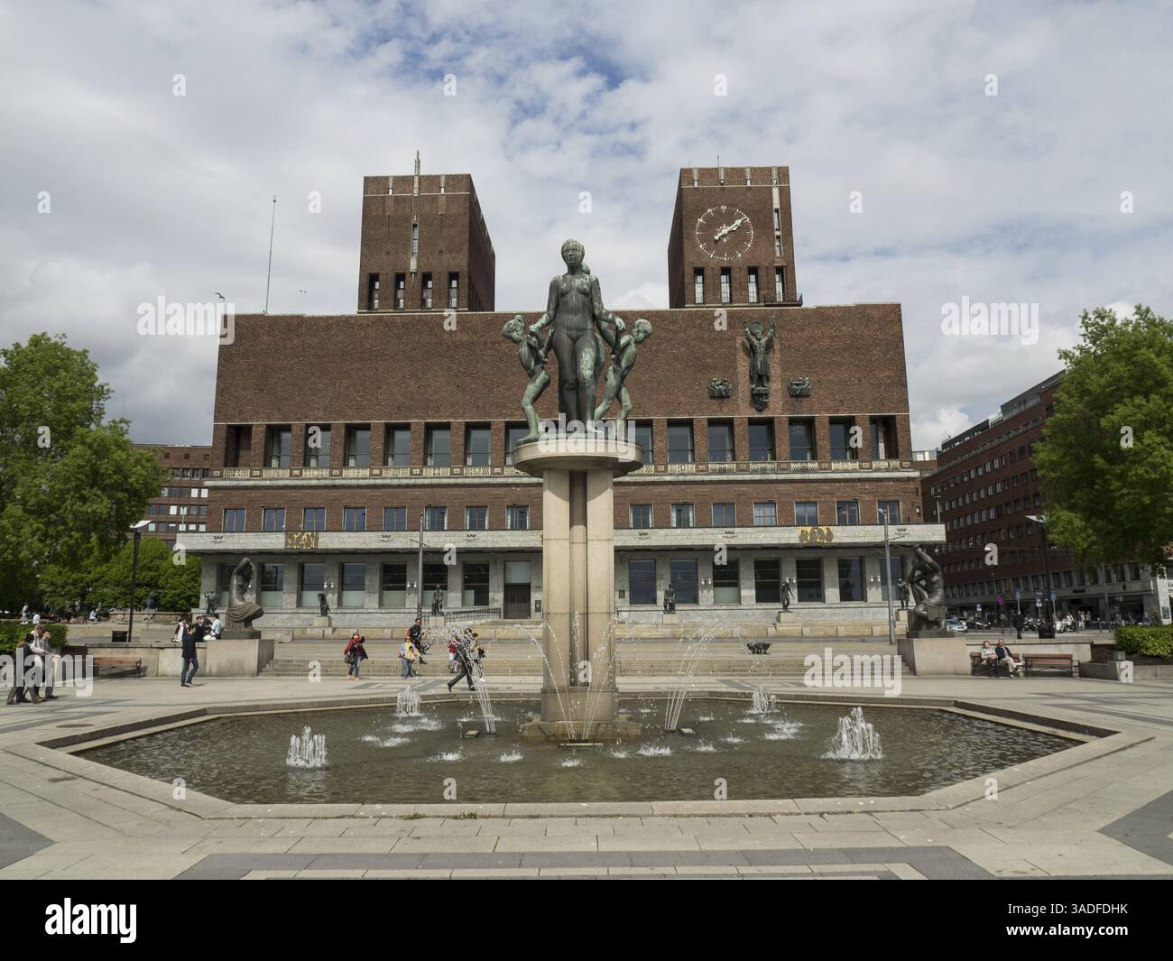 Hauptplatz vor dem Rathaus von Oslo mit Brunnen, Skulptur und Besuchergruppen, Oslo, Norwegen, Europa Stockfoto