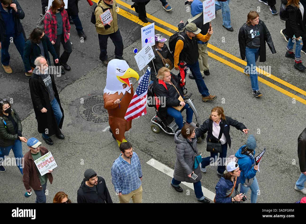Personen, die an einem Hands Off teilnehmen! protestmarsch die Market Street hinunter in Richtung Independence Mall in Center City Philadelphia, PA, USA am 5. April 2025. Zehntausende nehmen an ähnlichen Ereignissen in der ganzen Nation Teil, die gegen die Trump-Regierung und ihre Wirtschaftspolitik protestieren. Quelle: OOgImages/Alamy Live News Stockfoto