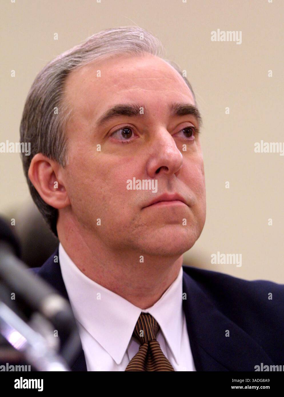 Februar 2002; Washington, DC, USA; THOMAS H. BAUER, Partner bei Andersen LLP, sagt vor dem House Committee on Energy and Commerce, SubCommittee on Oversight and Investigations on the Collapse of Enron aus. (Bild: Chris Kleponis/ZUMAPRESS.com) Stockfoto