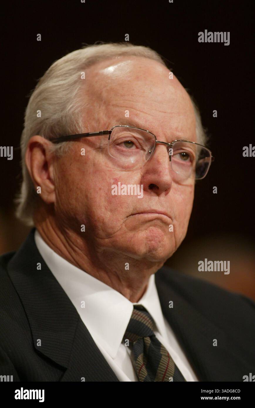 Mai 2002; Washington, DC, USA; JOHN DUNCAN, ehemaliger Vorsitzender des Exekutivausschusses, sagt vor einer Anhörung des Senatsausschusses für Regierungsangelegenheiten, Ständiger Unterausschuss für Ermittlungen aus. (Bild: Chris Kleponis/ZUMAPRESS.com) Stockfoto