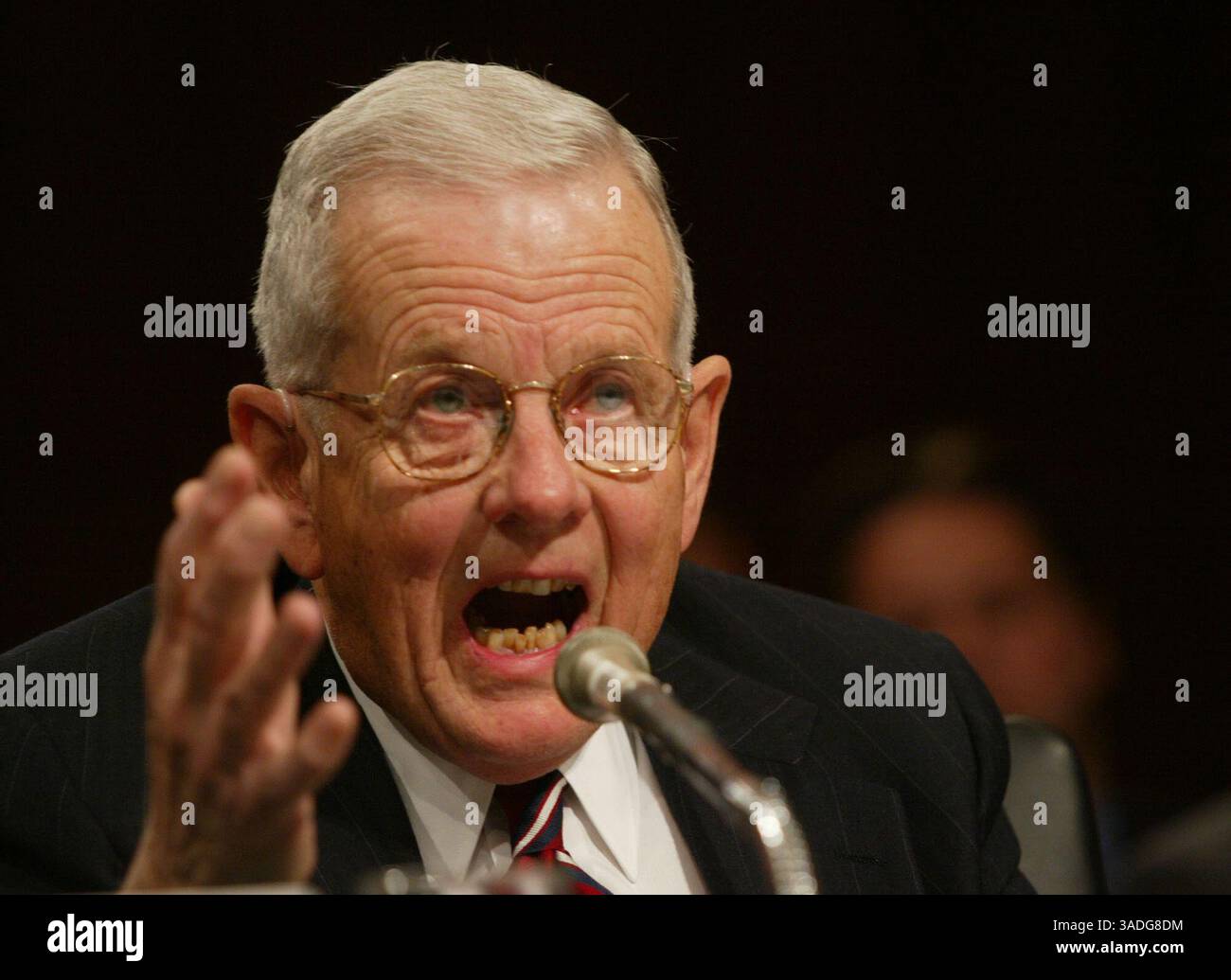 Mai 2002; Washington, DC, USA; Dr. ROBERT JAEDICKE, ehemaliger Vorsitzender des Audit and Compliance Committee, sagt vor einer Anhörung des Senatsausschusses für Regierungsangelegenheiten, Ständiger Unterausschuss für Ermittlungen aus. (Bild: Chris Kleponis/ZUMAPRESS.com) Stockfoto