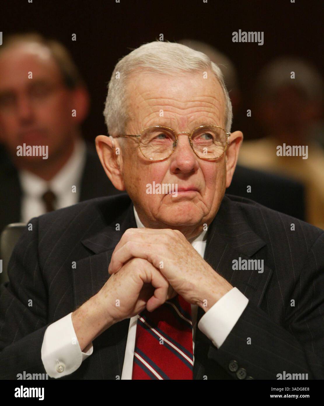 Mai 2002; Washington, DC, USA; Dr. ROBERT JAEDICKE, ehemaliger Vorsitzender des Audit and Compliance Committee, sagt vor einer Anhörung des Senatsausschusses für Regierungsangelegenheiten, Ständiger Unterausschuss für Ermittlungen aus. (Bild: Chris Kleponis/ZUMAPRESS.com) Stockfoto