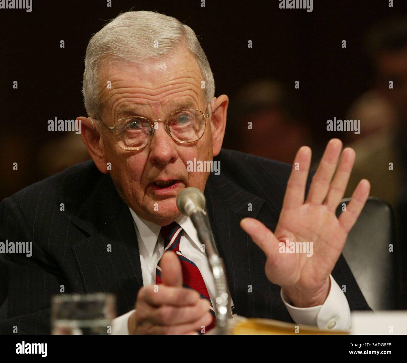 Mai 2002; Washington, DC, USA; Dr. ROBERT JAEDICKE, ehemaliger Vorsitzender des Audit and Compliance Committee, sagt vor einer Anhörung des Senatsausschusses für Regierungsangelegenheiten, Ständiger Unterausschuss für Ermittlungen aus. (Bild: Chris Kleponis/ZUMAPRESS.com) Stockfoto