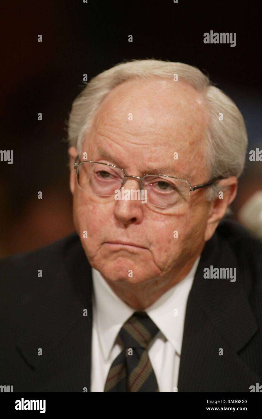 Mai 2002; Washington, DC, USA; JOHN DUNCAN, ehemaliger Vorsitzender des Exekutivausschusses, sagt vor einer Anhörung des Senatsausschusses für Regierungsangelegenheiten, Ständiger Unterausschuss für Ermittlungen aus. (Bild: Chris Kleponis/ZUMAPRESS.com) Stockfoto