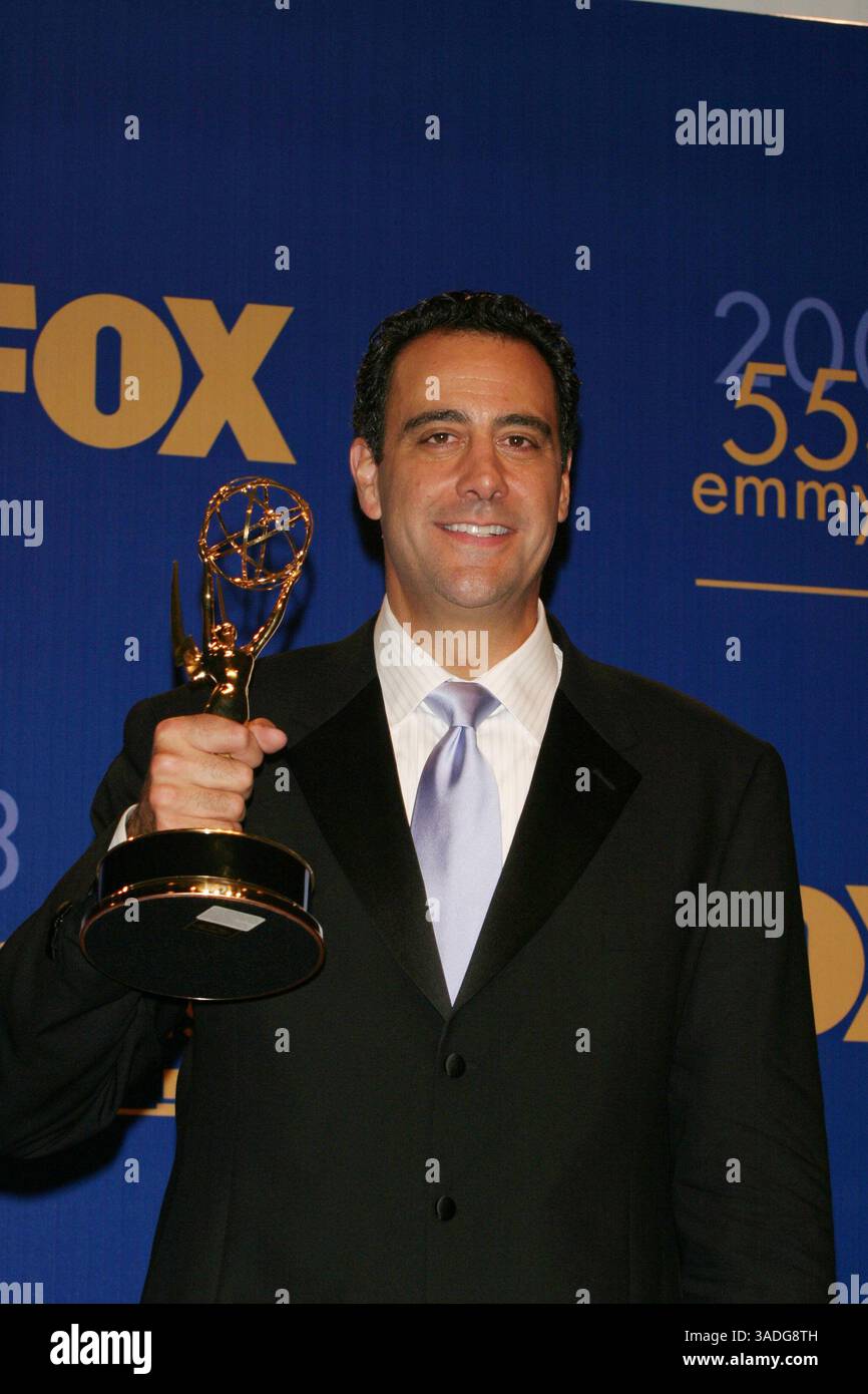 September 2003; Los Angeles, CA, USA; Schauspieler BRAD GARRETT („Everybody Loves Raymond“) mit dem Preis für den besten Nebendarsteller in einer Comedy-Serie im Presseraum der 55. jährlichen Primetime Emmy Awards im Shrine Auditorium in Los Angeles, Kalifornien. (Bild: Paul Fenton/ZUMAPRESS.com) Stockfoto