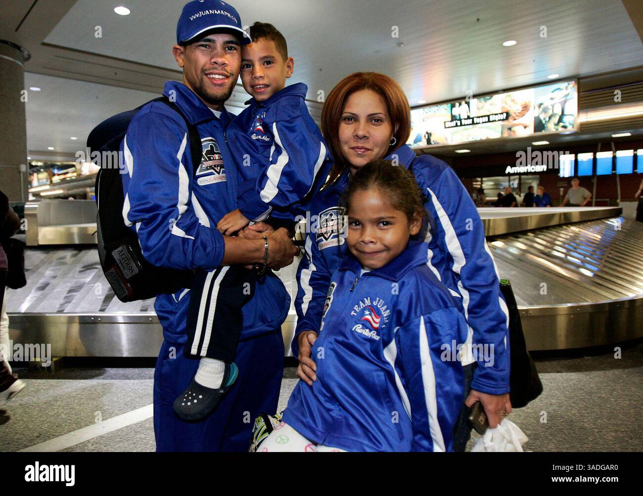 Oktober 2010 - Las Vegas, Nevada, USA - der ungeschlagene WBO-Champion JUAN MANUEL „JUANMA“ LOPEZ, Caguas, Puerto Rico kommt am späten Sonntagabend mit Sohn Juanmita, Frau Barbara und Tochter Belisa in Las Vegas an, um für seinen bevorstehenden Weltmeistertitel im Federgewicht gegen den zweiteiligen Weltmeister R. Marquez, Mexiko-Stadt, Mexiko, zu trainieren. Lopez vs Marquez findet am Samstag, 6. November in der MGM Grand Garden Arena in Las Vegas statt und wird live auf SHO übertragen Stockfoto
