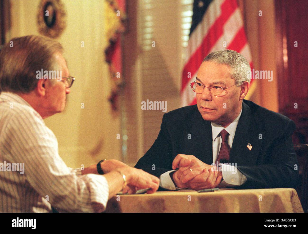 November 2001; Washington, DC, USA; der Moderator der TV-Talkshow LARRY KING (L) interviewt US-Außenminister COLIN POWELL im Außenministerium in Washington, DC. (Bild: Chris Kleponis/ZUMAPRESS.com) Stockfoto
