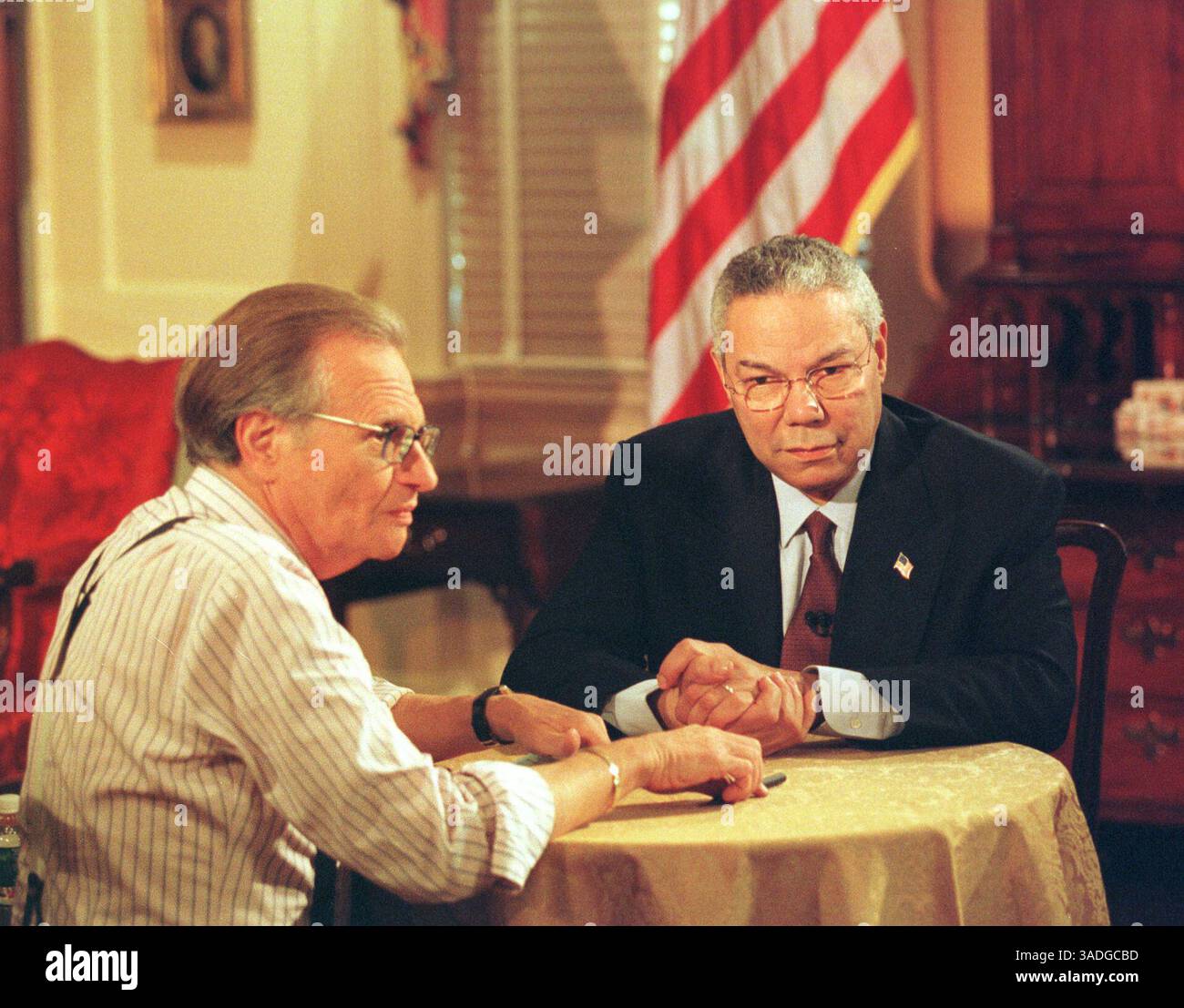 November 2001; Washington, DC, USA; der Moderator der TV-Talkshow LARRY KING (L) interviewt US-Außenminister COLIN POWELL im Außenministerium in Washington, DC. (Bild: Chris Kleponis/ZUMAPRESS.com) Stockfoto