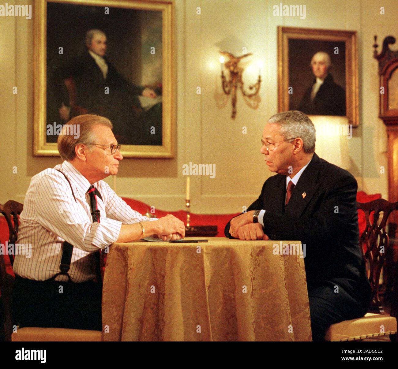 November 2001; Washington, DC, USA; der Moderator der TV-Talkshow LARRY KING (L) interviewt US-Außenminister COLIN POWELL im Außenministerium in Washington, DC. (Bild: Chris Kleponis/ZUMAPRESS.com) Stockfoto