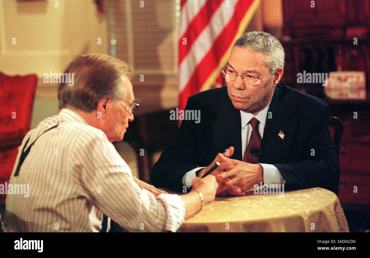 November 2001; Washington, DC, USA; der Moderator der TV-Talkshow LARRY KING (L) interviewt US-Außenminister COLIN POWELL im Außenministerium in Washington, DC. (Bild: Chris Kleponis/ZUMAPRESS.com) Stockfoto