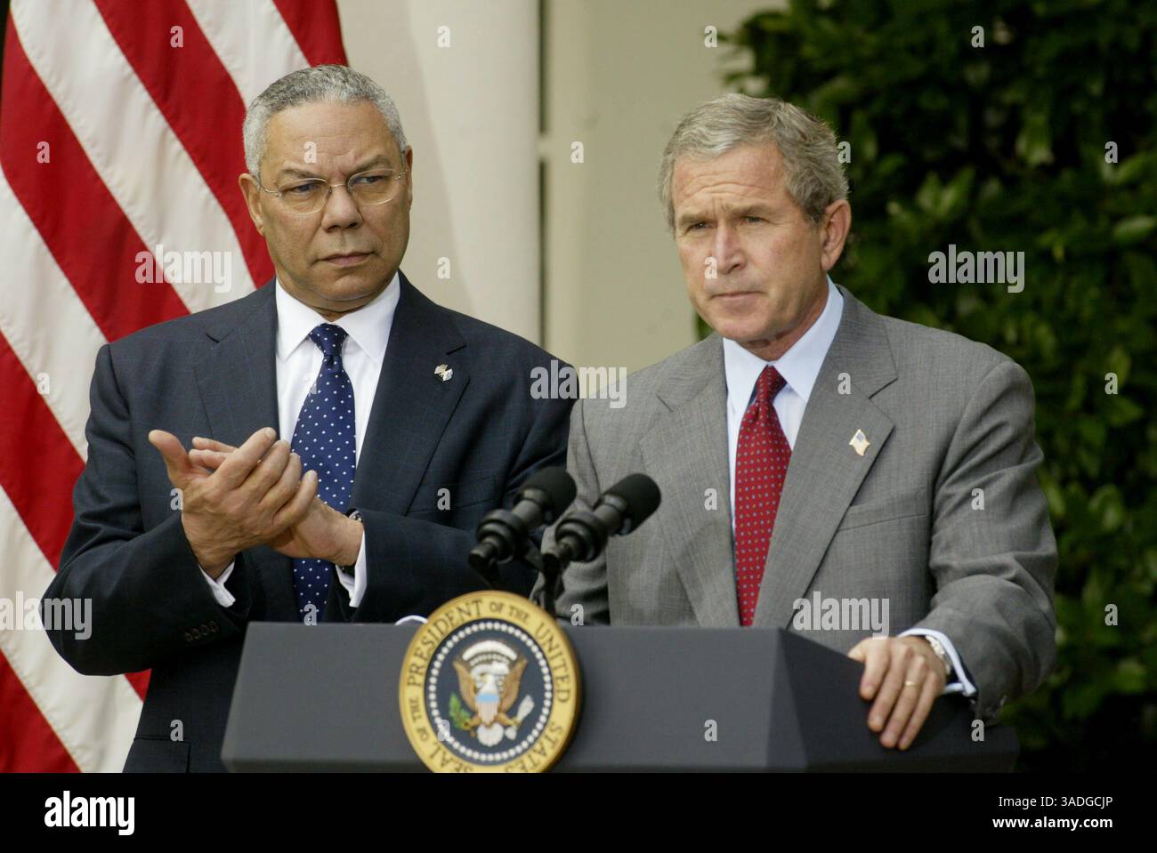Oktober 2003; Washington, DC, USA; US-Präsident GEORGE W. BUSH gibt eine Erklärung über Kuba im Rosengarten des Weißen Hauses ab. Mit Bush ist Außenminister COLIN POWELL (L). Bush sprach neben anderen Fragen im Zusammenhang mit Kuba auch von der Notwendigkeit, die in Kuba ausgegebenen Fremdwährungen einzuschränken. (Bild: Chris Kleponis/ZUMAPRESS.com) Stockfoto