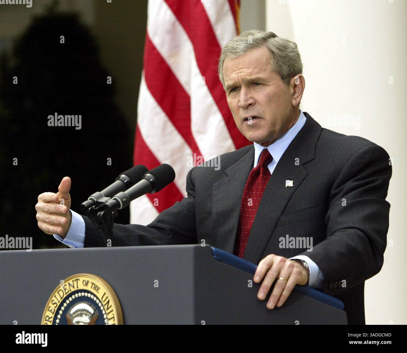 Oktober 2003; Washington, DC, USA; US-Präsident GEORGE W. BUSH spricht während einer Pressekonferenz im Rosengarten des Weißen Hauses. Bush beantwortete Fragen, die sowohl die anhaltenden Probleme im Irak als auch innenpolitische Fragen beinhalteten. (Bild: Chris Kleponis/ZUMAPRESS.com) Stockfoto