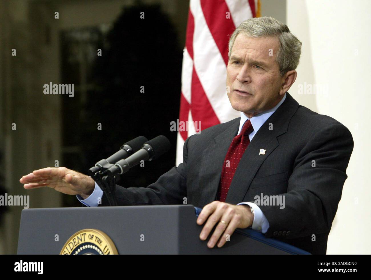 Oktober 2003; Washington, DC, USA; US-Präsident GEORGE W. BUSH spricht während einer Pressekonferenz im Rosengarten des Weißen Hauses. Bush beantwortete Fragen, die sowohl die anhaltenden Probleme im Irak als auch innenpolitische Fragen beinhalteten. (Bild: Chris Kleponis/ZUMAPRESS.com) Stockfoto