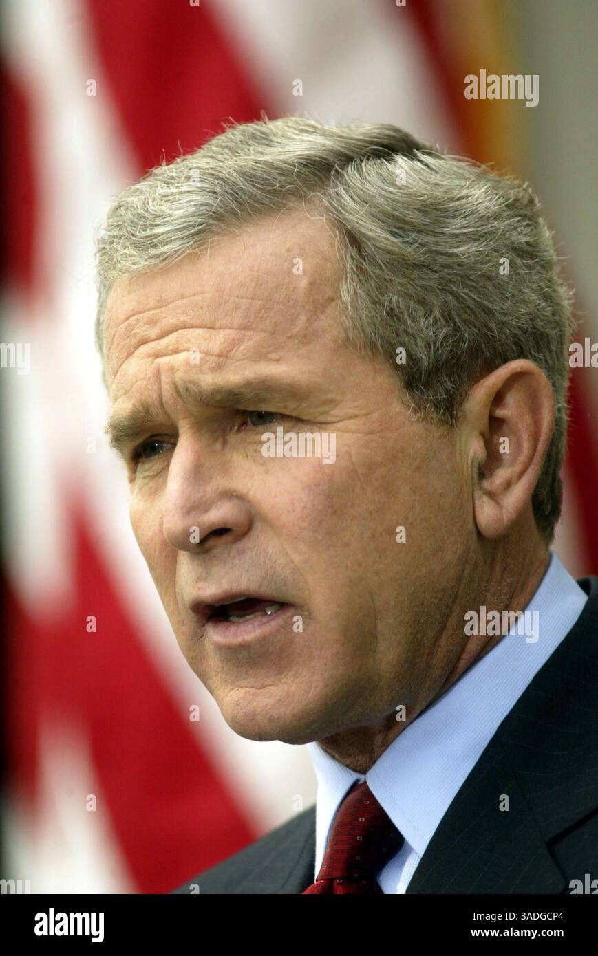 Oktober 2003; Washington, DC, USA; US-Präsident GEORGE W. BUSH spricht während einer Pressekonferenz im Rosengarten des Weißen Hauses. Bush beantwortete Fragen, die sowohl die anhaltenden Probleme im Irak als auch innenpolitische Fragen beinhalteten. (Bild: Chris Kleponis/ZUMAPRESS.com) Stockfoto