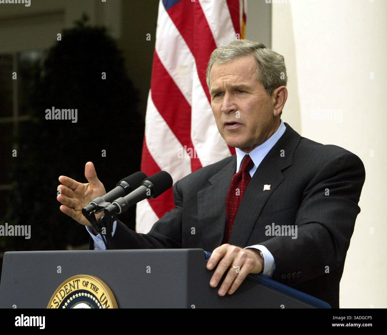Oktober 2003; Washington, DC, USA; US-Präsident GEORGE W. BUSH spricht während einer Pressekonferenz im Rosengarten des Weißen Hauses. Bush beantwortete Fragen, die sowohl die anhaltenden Probleme im Irak als auch innenpolitische Fragen beinhalteten. (Bild: Chris Kleponis/ZUMAPRESS.com) Stockfoto