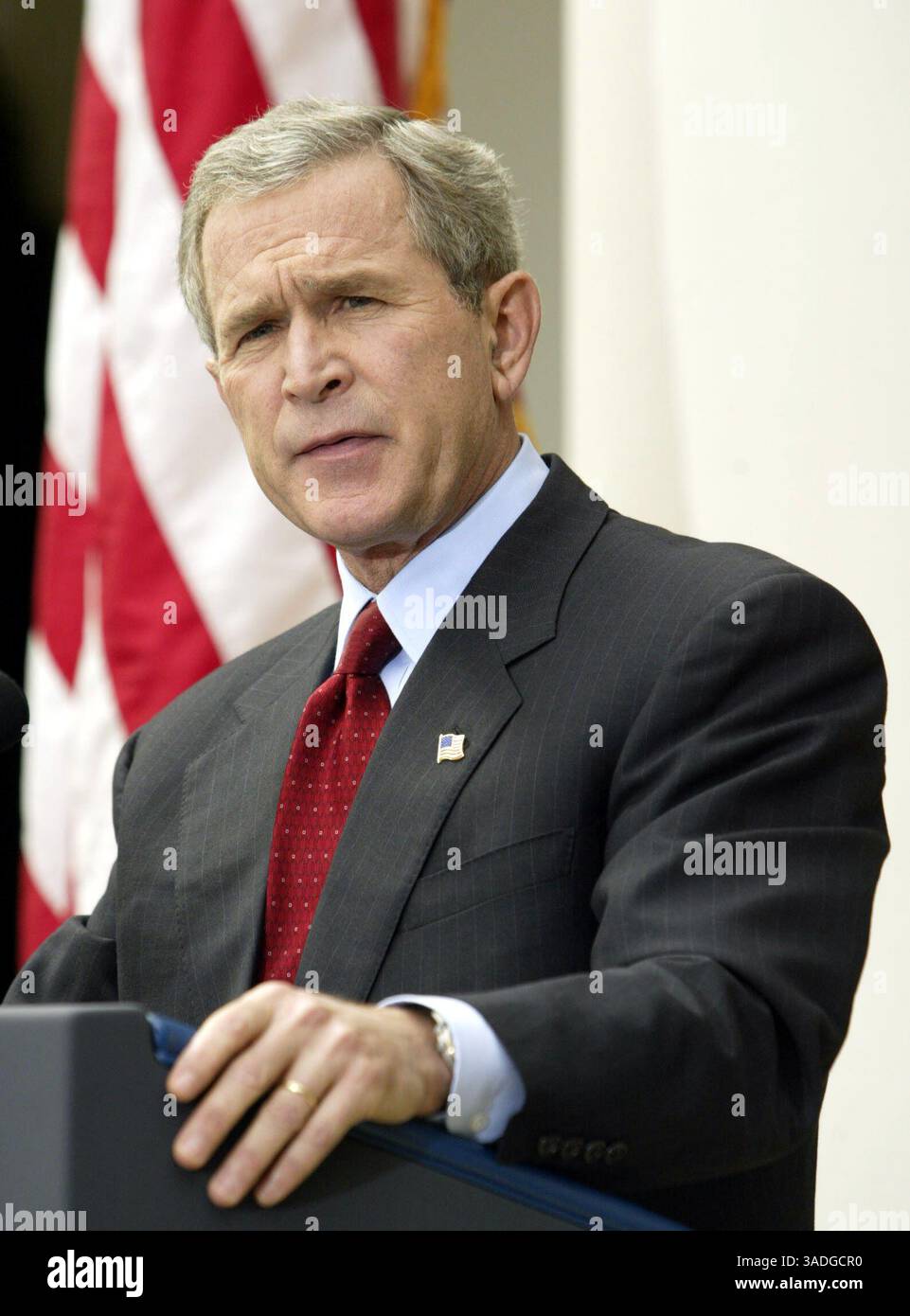 Oktober 2003; Washington, DC, USA; US-Präsident GEORGE W. BUSH spricht während einer Pressekonferenz im Rosengarten des Weißen Hauses. Bush beantwortete Fragen, die sowohl die anhaltenden Probleme im Irak als auch innenpolitische Fragen beinhalteten. (Bild: Chris Kleponis/ZUMAPRESS.com) Stockfoto