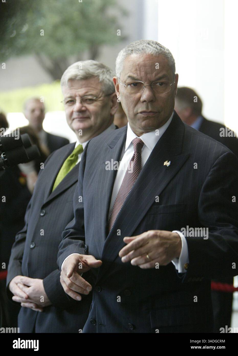 November 2003; Washington, DC, USA; US-Außenminister COLIN POWELL (R) beantwortet die Frage eines Reporters während einer Pressekonferenz mit Bundesaußenminister JOSCHKA FISCHER (L) vor dem Außenministerium in Washington. Die beiden trafen sich während eines Mittagessens für eine Stunde, um die Zusammenarbeit im Irak zu erörtern. (Bild: Chris Kleponis/ZUMAPRESS.com) Stockfoto