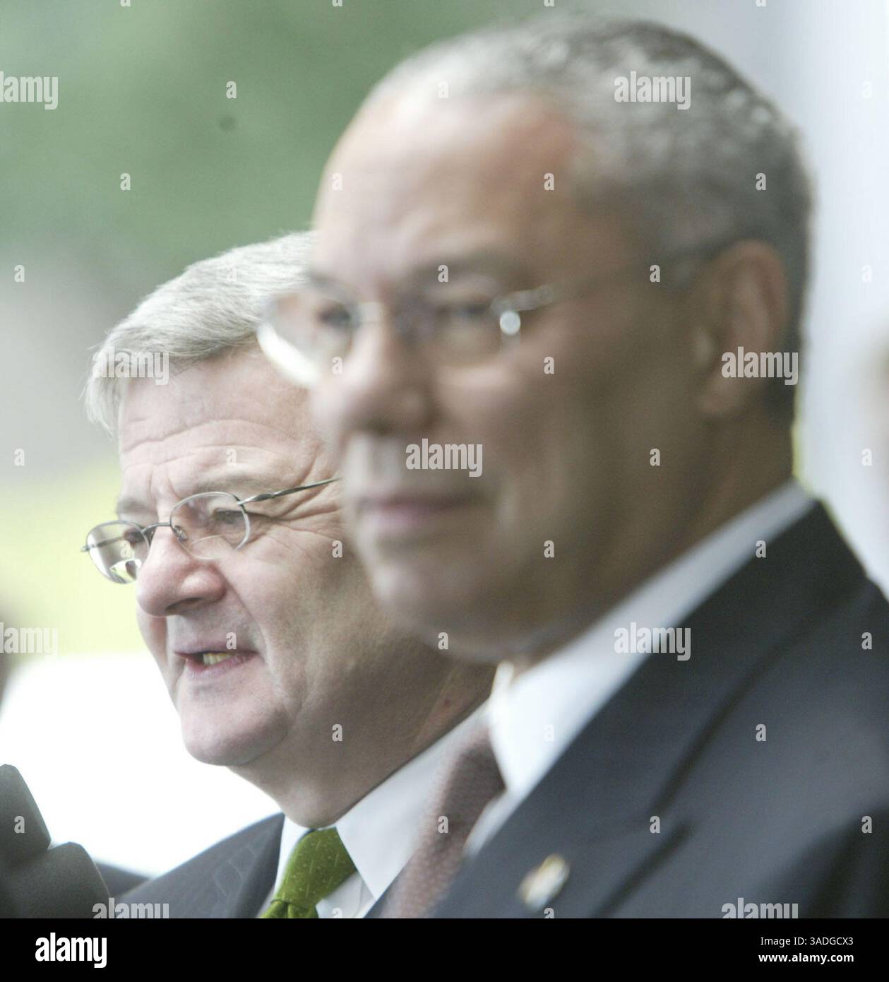 November 2003; Washington, DC, USA; US-Außenminister COLIN POWELL (R) beantwortet die Frage eines Reporters während einer Pressekonferenz mit Bundesaußenminister JOSCHKA FISCHER (L) vor dem Außenministerium in Washington. Die beiden trafen sich während eines Mittagessens für eine Stunde, um die Zusammenarbeit im Irak zu erörtern. (Bild: Chris Kleponis/ZUMAPRESS.com) Stockfoto