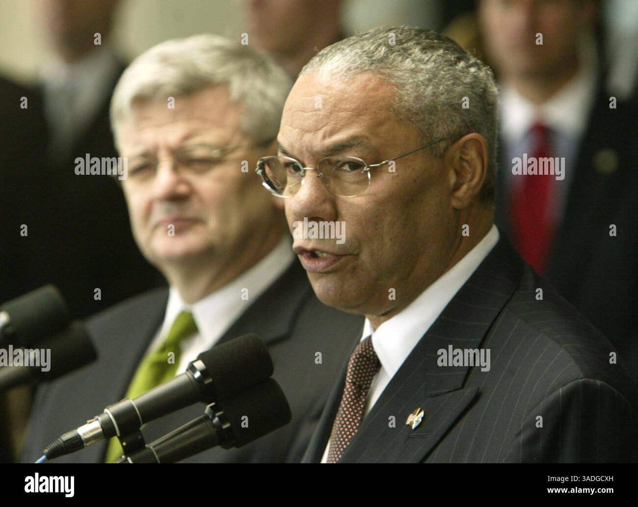 November 2003; Washington, DC, USA; US-Außenminister COLIN POWELL (R) beantwortet die Frage eines Reporters während einer Pressekonferenz mit Bundesaußenminister JOSCHKA FISCHER (L) vor dem Außenministerium in Washington. Die beiden trafen sich während eines Mittagessens für eine Stunde, um die Zusammenarbeit im Irak zu erörtern. (Bild: Chris Kleponis/ZUMAPRESS.com) Stockfoto